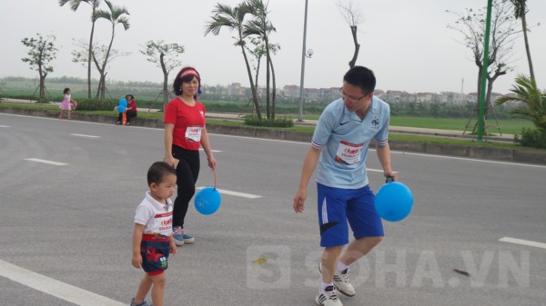 Bạn học sinh nhỏ tuổi này cũng nhiệt tình tham gia với sự cổ vũ của bố.