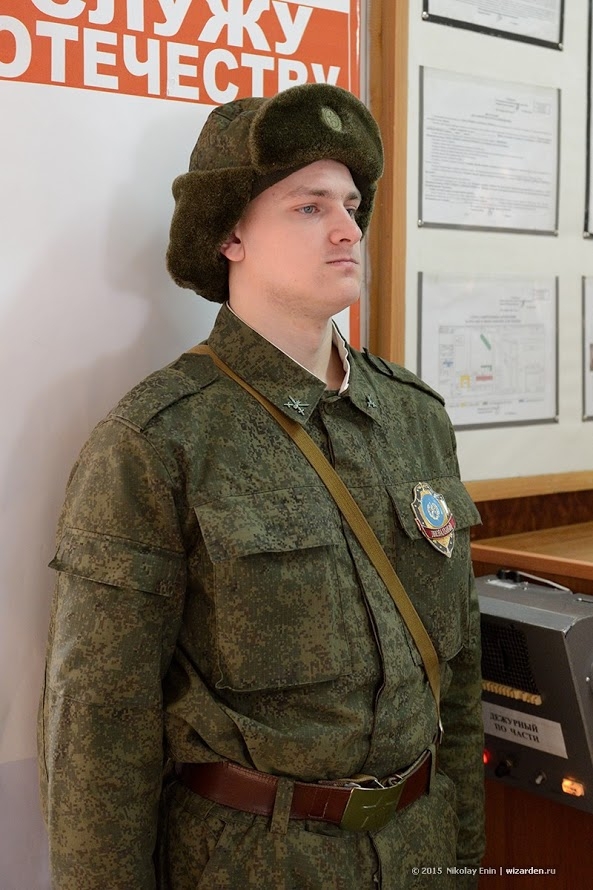 Nhiếp ảnh gia Nikolay kể lại rằng, trong suốt chuyến thăm, người lính này luôn đứng yên, không nhúc nhích chút nào.