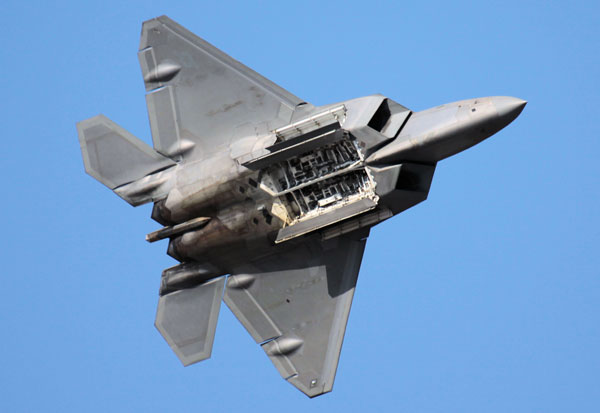 Tải trọng vũ khí cho nhiệm vụ tấn công mặt đất hạn chế của F-22 là một trong những lý do khiến Mỹ không sản xuất nhiều tiêm kích này hơn.