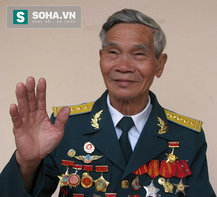 
Anh hùng LLVT, Đại tá Đinh Thế Văn - nguyên tiểu đoàn trưởng Tiểu đoàn tên lửa 77.
