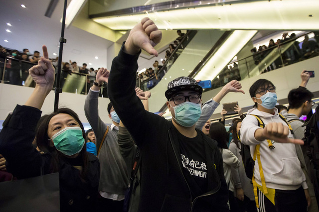 Người biểu tình Hồng Kông ra dấu để tỏ thái độ kháng nghị đối với du khách Trung Quốc.