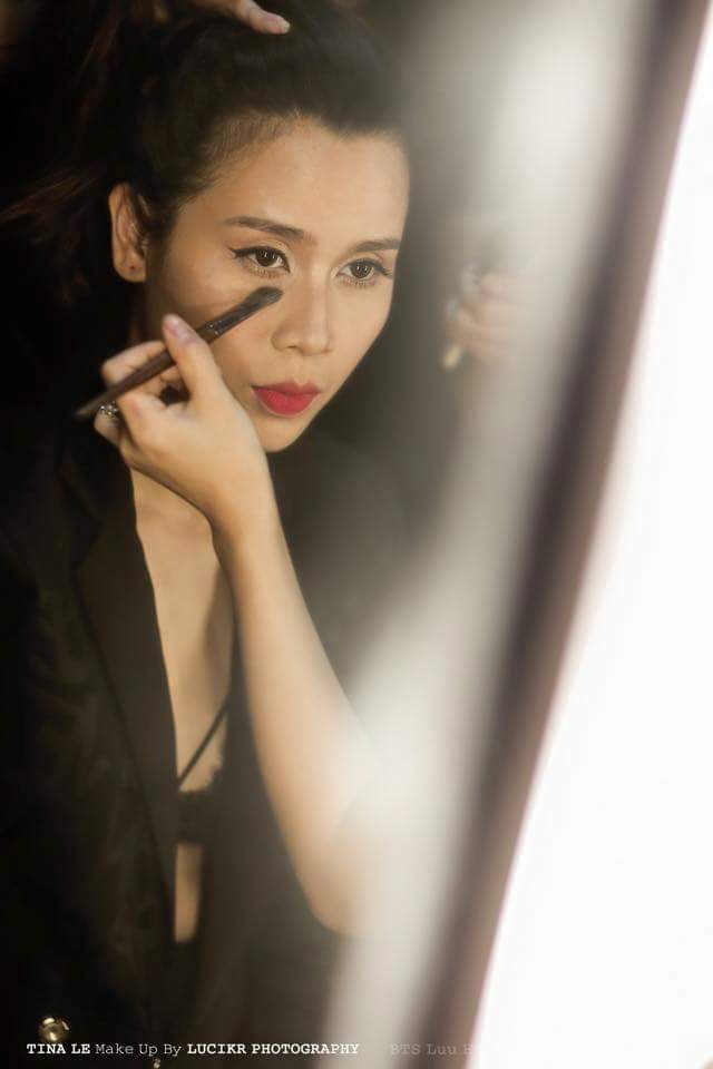 
Tina Lê là một chuyên gia make up của nhiều sao Việt. Tuy nhiên, sự nổi tiếng của cô lại đến nhiều hơn khi công bố thông tin trải qua 30 cuộc thẩm mỹ lớn nhỏ để có nhan sắc hiện tại.
