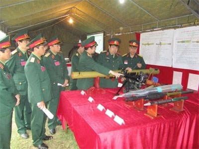 
Bộ trưởng Bộ Quốc phòng Phùng Quang Thanh kiểm tra súng chống tăng RPG-29 cùng các loại đạn chống tăng, diệt bộ binh thế hệ mới do Việt Nam tự sản xuất.
