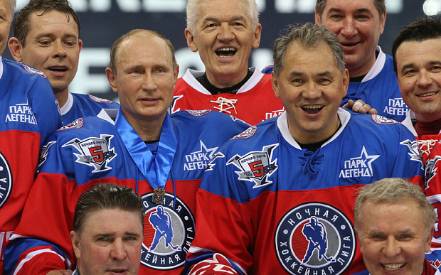 
Cặp bài trùng Putin-Shoigu (giữa) trong một trận giao hữu hockey trên băng. Ảnh: TASS
