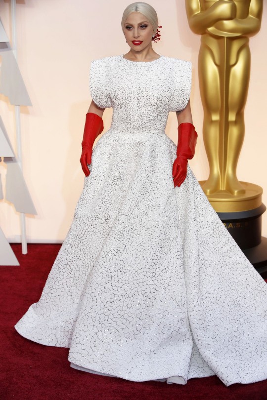 Không tranh tài tại các hạng mục phim ảnh nhưng Lady Gaga lại khiến rất nhiều người chờ đợi với màn trình diễn đặc biệt trên sân khấu Oscar 2015.
