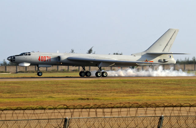 Máy bay ném bom Xian H-6.