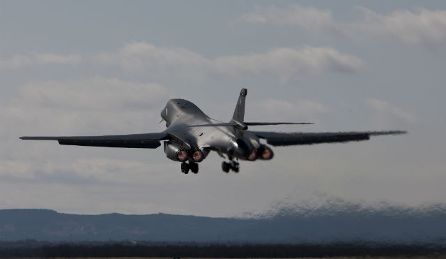 Máy bay ném bom Boeing B-1B.