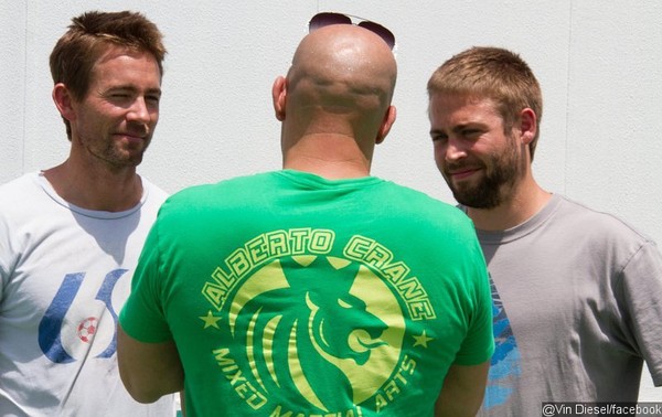 Caleb (trái) và Cody (phải) trao đổi về diễn xuất với nam diễn viên Vin Diesel tại phim trường.