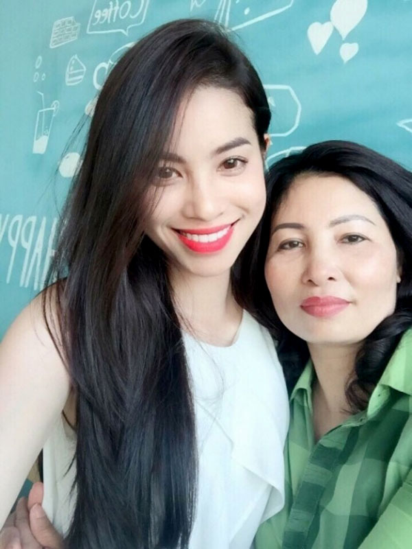 
Phạm Hương và mẹ.
