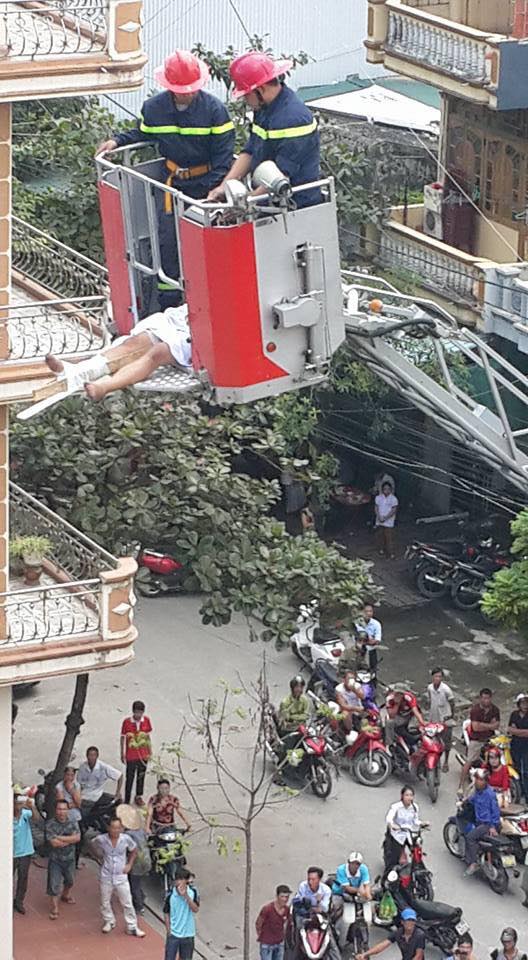 
Rất đông người dân tập chung bên dưới chứng kiến vụ việc (ảnh Quảng Ninh Today).
