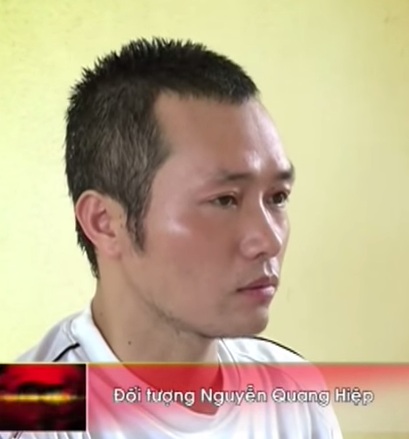 Đối tượng Nguyễn Quang Hiệp tại cơ quan công an (Ảnh cắt từ clip)