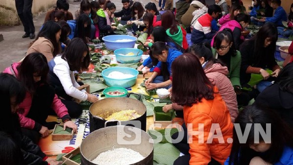 Sinh viên ĐH Đại Nam tự tay gói bánh chưng để trao cho người nghèo.