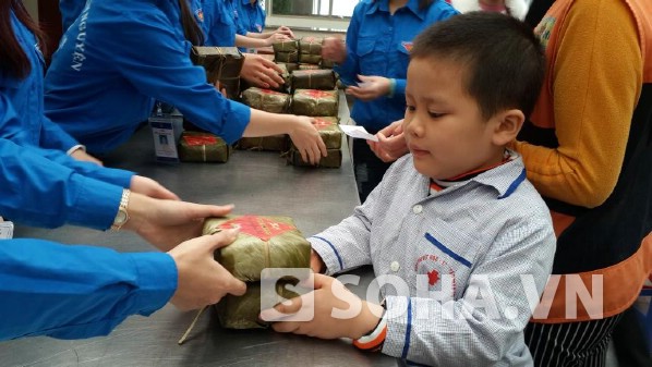 Trao món quà nhỏ tận tay bệnh nhi, bệnh nhân nghèo.