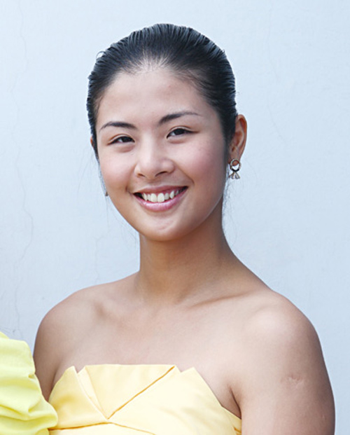 Năm 2010, Ngọc Hân đăng quang Hoa hậu Việt Nam. Tuy nhiên, cô lập tức vấp phải phản ứng của công chúng vì nhan sắc không quá nổi bật.