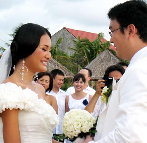 Đến tháng 10/2010 Hương Giang bất ngờ kết hôn với bạn trai ngoại quốc bằng đám cưới bí mật được tổ chức ở biển và chỉ mời 30 khách không thuộc giới giải trí.