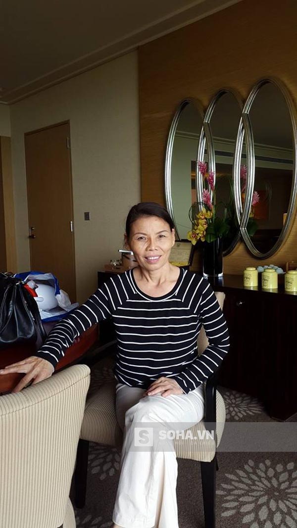 
Dì ruột của Hồ Ngọc Hà tên thật là Nguyễn Thủy. Cô sinh năm 1962 tại Huế và hiện tại đang sinh sống với gia đình ở TP. HCM.
​
