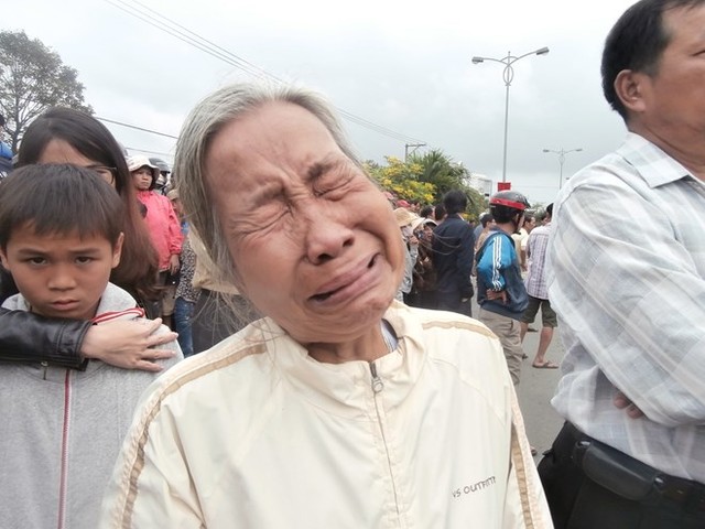 
Một cụ già khóc nức nở trong lễ an táng ông Nguyễn Bá Thanh. Ảnh: Lao động
