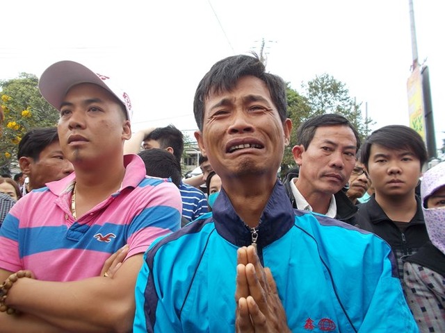 
Ông Nguyễn Bá Thanh đã trút hơi thở cuối cùng vào ngày 13/2. Trong đám tang ông, nhiều người dân không kìm nén được cảm xúc đã khóc thương trong niềm xúc động. Ảnh: Lao động
