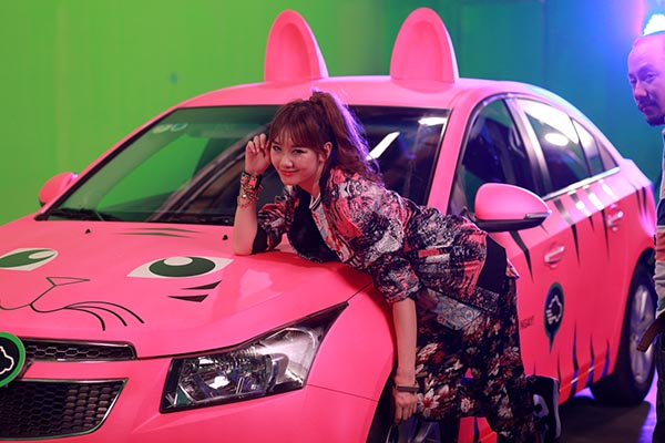 Mô phỏng hình ảnh của một con mèo, chiếc ôtô màu hồng xinh xắn sẽ là điểm nhấn đặc biệt trong sản phẩm mới của Hari Won.