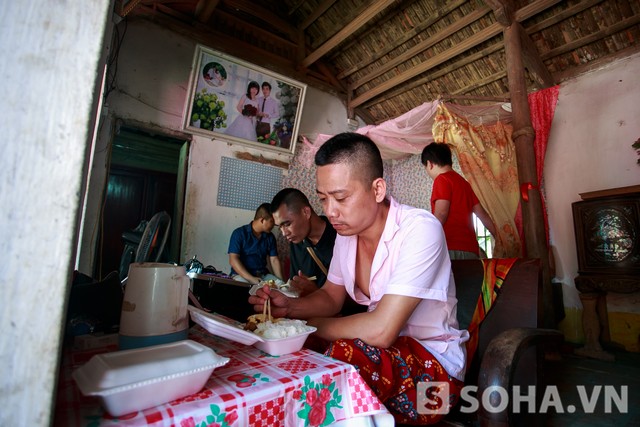 
Cơm hộp là bữa ăn khá phổ biến của các ê-kip sản xuất phim. Đạo diễn Trần Bình Trọng bình thản bên suất ăn trưa của mình.
