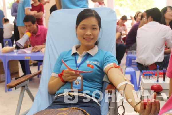 Bà Khuê tham gia hiến máu.