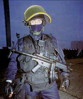 Một lính GIGN với trang bị tiểu liên MP5
