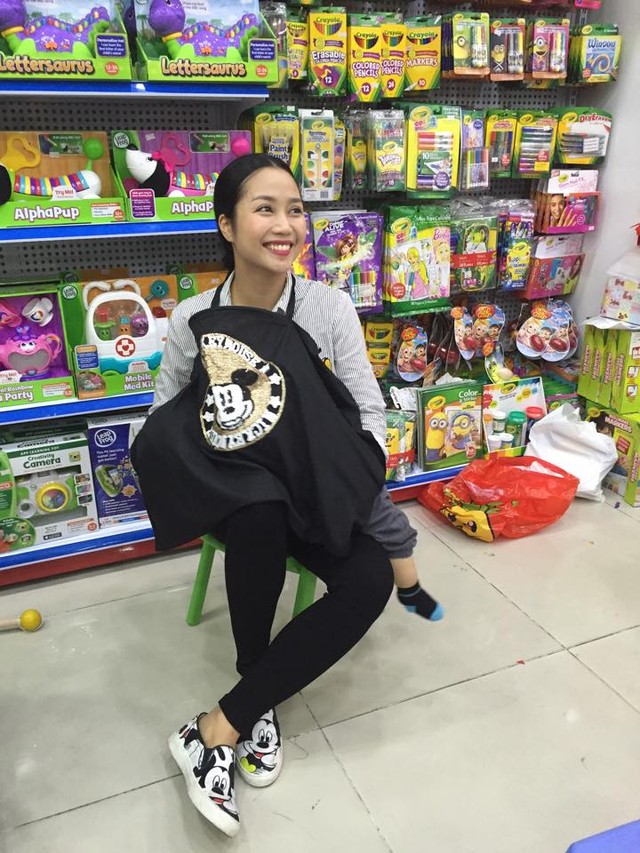 
Ốc Thanh Vân cũng từng đăng tải một bức ảnh cho con bú giữa cửa hàng đồ chơi.
