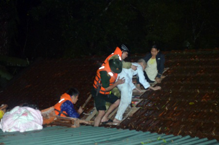 Hình ảnh này được chụp trong trận mưa lũ năm 2013 ở huyện Hương Sơn (Hà Tĩnh). Các chiến sỹ biên phòng Hà Tĩnh đã dùng ca nô vượt lũ dữ tiếp cận nhà ông Chương - ông cụ hơn 80 tuổi bị nước lũ cô lập và đưa được cụ ông này ra khỏi nơi nguy hiểm.
