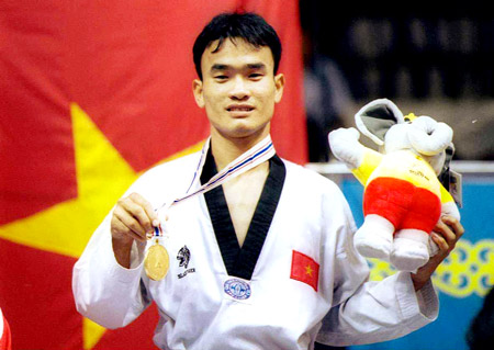 
Hồ Nhất Thống giành HCV ở môn taekwondo tại ASIAD 1998.
