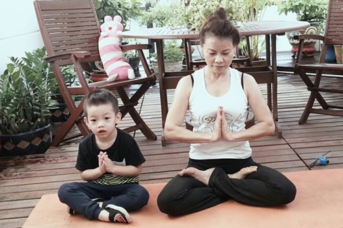 
Bà cũng là người thường xuyên tập luyện Yoga để có một thân hình dẻo dai, cân đối. Theo lời con dâu, mẹ của Hà Hồ còn là người có gu thời trang rất sành điệu.
