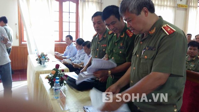 Ban giám đốc CA tỉnh Yên bái gồm Thiếu tướng Đặng Trần Chiêu và Đại tá Phạm Ngọc Thắng (giữa) đang trao đổi một số nội dung liên quan đến vụ án.