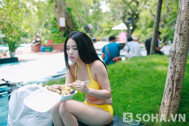 
Mặc dù đi quay phim ở 1 resort sang trọng nhưng vì quy định của Ban quản lý khu nhà là không được mang đồ ăn vào phòng nên Linh Miu cùng cả đoàn phải ăn cơm ngoài sân, dưới cái nắng 40 độ.
