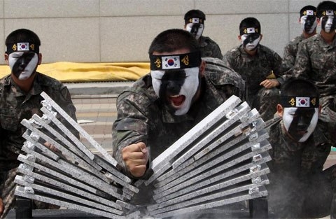 Ngoài các đòn thế sát thủ, đặc nhiệm Hàn Quốc còn luyện cả khí công và ngạnh công.