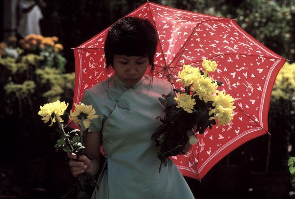 Cô gái Huế trong dịp Tết năm 1988. (Ảnh: Philip Jones Griffiths)