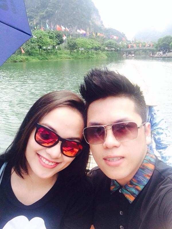 Sau cuộc hôn nhân sóng gió với người chồng đầu tiên, năm 2014, Diễm Hương quyết định công khai mối quan hệ với bạn trai Nguyễn Quang Huy sau khi từ bỏ cuộc sống ở nhà 30 tỷ, đi xế hộp hạng sang và dùng những món hàng hiệu đắt tiền.