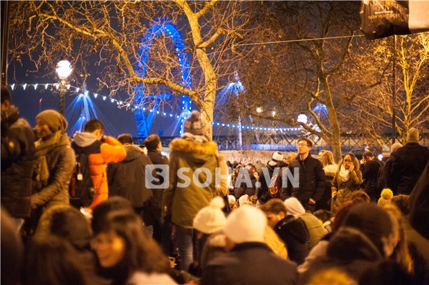 Dòng người tập nập chờ đợi pháo hoa trước London Eye. Ảnh: Huy Hoàng