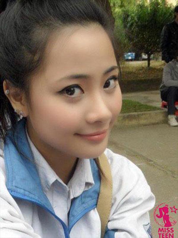 Thạch Thu Huyền sinh năm 1994 tại thủ đô Hà Nội. Cô được nhiều khán giả trẻ chú ý khi đoạt giải HHT Icon thân thiện 2010 và những hoạt động nổi trội trong vai trò người mẫu ảnh.