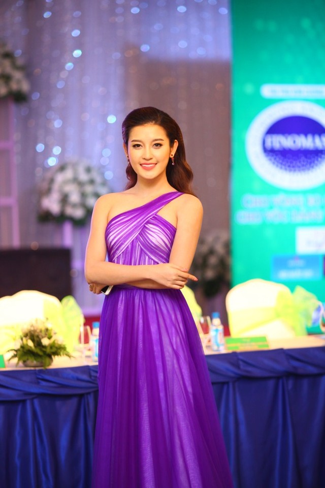 hậu Việt Nam 2014 Huyền My – đại diện thương hiệu của nhãn hàng Finomas tha thướt trong chiếc đầm màu tím