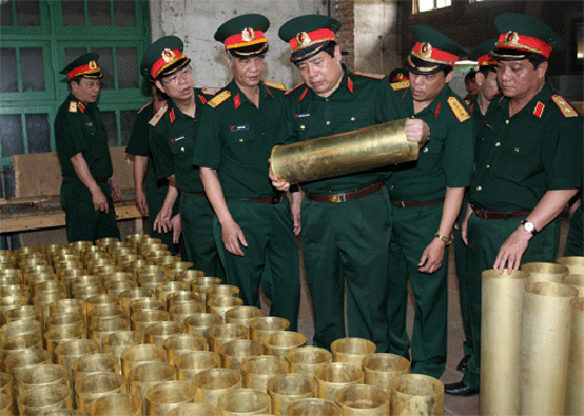 Đại tướng Phùng Quang Thanh - Bộ trưởng BQP kiểm tra việc sản xuất đạn pháo chiến dịch tại Nhà máy Z113, Tổng cục Công nghiệp Quốc phòng