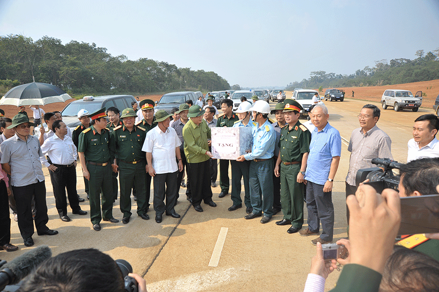 Phó Chủ tịch Quốc hội Huỳnh Ngọc Sơn thăm, kiểm tra tiến độ thi công đường đôi, sân bay lưỡng dụng S1 (thuộc địa phận xã Sơn Lang, huyện Kbang, tỉnh Gia Lai)