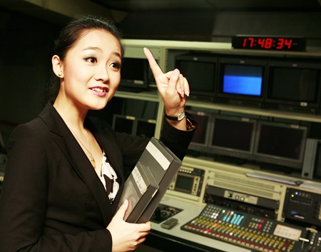 Thu Hà được xem là nữ BTV trẻ tuổi nhất trong “lịch sử” bản tin thời sự lúc 19h. Cô gây ấn tượng với lối dẫn đĩnh đạc, chuyên nghiệp cùng gương mặt ưa nhìn.