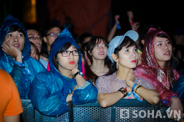 
Tuy vậy, rất đông khán giả vẫn kiên nhẫn mặc áo mưa, che ô tới Hoàng Thành Thăng Long để chờ đợi những màn biểu diễn hết mình từ phía các nghệ sĩ.
