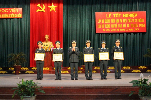 
Thiếu tướng Nguyễn Văn Giang - Phó tham mưu trưởng QC PK-KQ trao thưởng cho các học viên có thành tích xuất sắc. Ảnh: Học viện PK-KQ.
