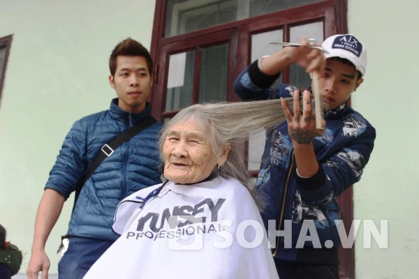 Bạn Hoàng Linh (chủ salon tóc trên đường Tô Hiệu) cảm thấy ý nghĩa khi cắt cho những khách hàng đặc biệt.