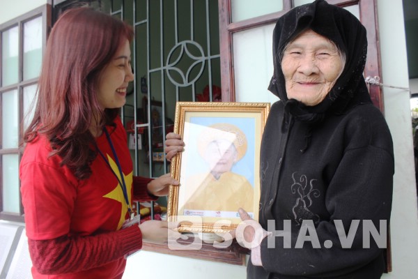 Cẩm Lê trao khung ảnh cho cụ Tám (95 tuổi).