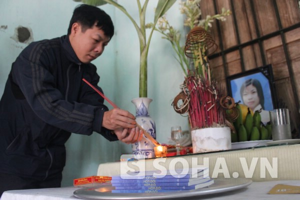 Anh Nguyễn Hải Châu để lên bàn thờ tập thơ của em gái.