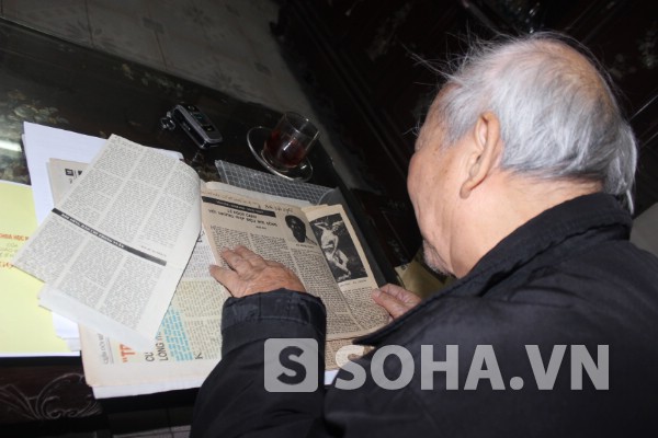 Ông mở cho tôi xem những bài báo viết về ông và ảnh kỷ niệm bên Bungari.