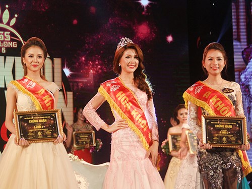 
Huyền Giang (bên trái) trong đêm Chung kết iMiss Thăng Long 2015.
