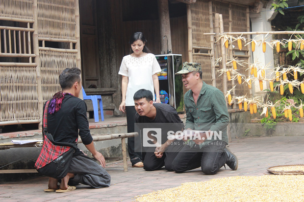 
Đạo diễn Lê Hồng Quang (áo xanh) đang chỉ đạo diễn xuất. Ảnh hậu trường phim Ván cờ vồ 3.
