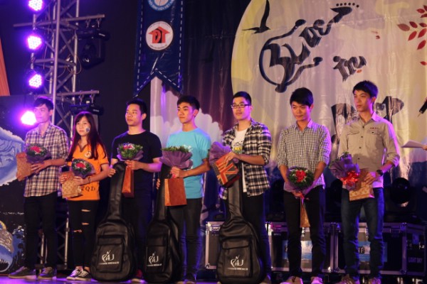 Những bạn trẻ chiến thắng trong cuộc thi guitar của ĐH Kinh tế.